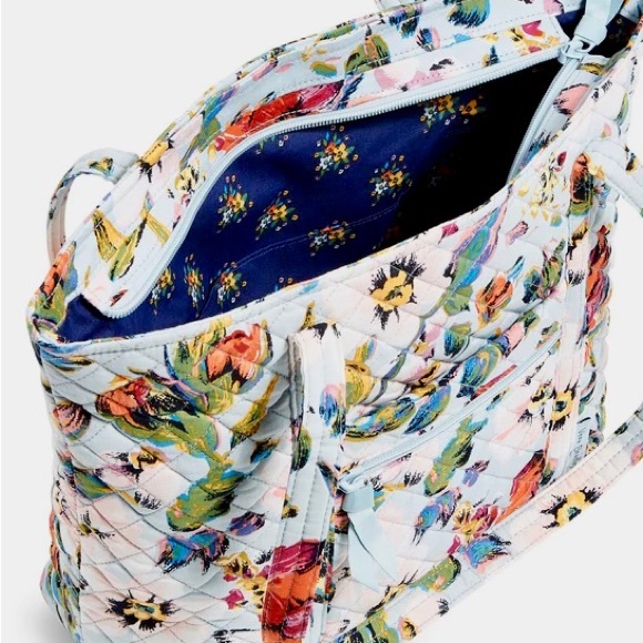 Christmas Gift Vera fan
Springtime Floral 
VeraBradley 
6slip pocket
Zipclosure. - Picture 2 of 4